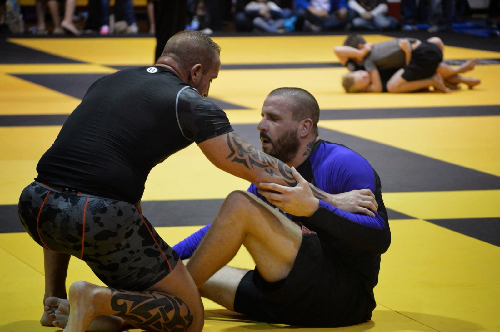 Sonny Parlin playing seated guard against a standing opponent