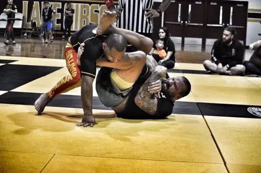 Sonny Parlin attacking from guard in a no-gi match at Lake Gibson